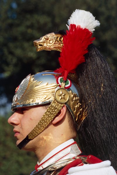 صورة مقربة من cuirassier يرتدي خوذة بواسطة فنان غير معروف