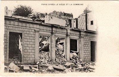 Commune de Paris (1871): تم تدمير قصر Adolphe Thiers بعد مصادرة ممتلكاته في مايو 1871. طباعة على الورق المقوى ، Dim. 9x14 سم بواسطة غير معروف