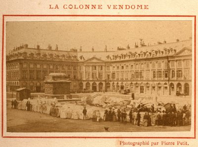 Commune de Paris (1871): تدمير عمود Vendome في مايو 1871. صورة فوتوغرافية لـ Pierre Pepetit. طباعة على كرتون ، خافت. 9x5،4 سم بواسطة غير معروف