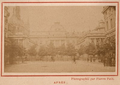 Commune de Paris (1871): منظر لقصر العدل في باريس بعد حريقه في مايو 1871. صورة فوتوغرافية لـ Pierre Pepetit. طباعة على كرتون ، خافت. 9x5،4 سم بواسطة غير معروف