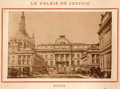 Commune de Paris (1871): منظر لقصر العدل في باريس قبل حريقه في مايو 1871. صورة فوتوغرافية لـ Pierre Pepetit. طباعة على كرتون ، خافت. 9x5،4 سم بواسطة غير معروف