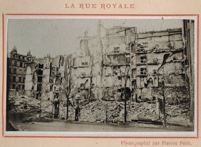 Commune de Paris (1871): منظر للآثار في شارع Royale في باريس في مايو 1871. صورة فوتوغرافية لـ Pierre Pepetit. طباعة على كرتون ، خافت. 9x5،4 سم بواسطة غير معروف