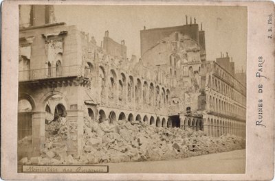 Commune de Paris: منظر لأطلال وزارة المالية في باريس في مايو 1871. الصورة J.R. Dim. 16،3X10،8 سم بواسطة غير معروف
