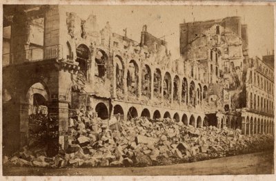 كومونة باريس (1871): منظر لوزارة المالية بعد حريق مايو 1871. تصوير. طباعة على كرتون خافت. 10x6،9 سم بواسطة غير معروف