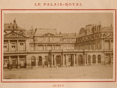 كومونة باريس (1871): منظر للقصر الملكي (القصر الملكي) في باريس قبل حريق مايو 1871. صورة بيير بيتيت. طباعة على كرتون ، خافت. 9x5،4 سم بواسطة غير معروف