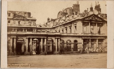 كومونة باريس (1871): منظر للقصر الملكي بعد حريق مايو 1871. تصوير مجهول. طباعة على كرتون خافت. 10x6،9 سم بواسطة غير معروف