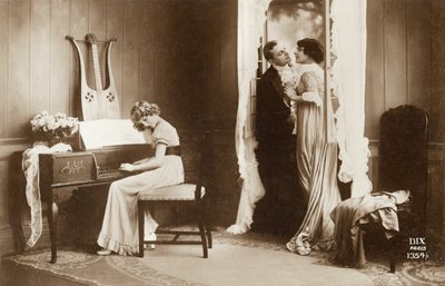 مغازلة الزوجين وفتاة صغيرة تعزف على البيانو ، باريس ، حوالي عام 1920 (بطاقة بريدية) بواسطة فنان غير معروف