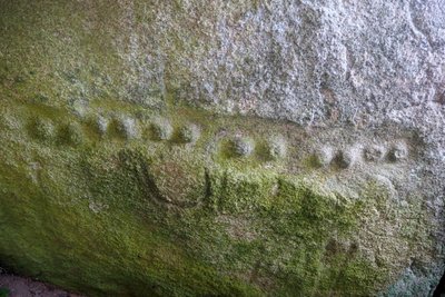 Alle of Kerguntuil المغطى ، الجزء الداخلي من Dolmen ، نقش تفصيلي بالنقاط. حوالي 2000 قبل الميلاد ، تريجاستيل ، كوتس دي أرمور ، فرنسا (صورة) بواسطة غير معروف