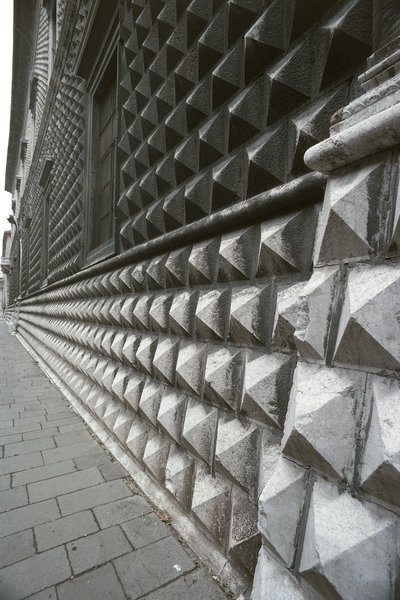 تفاصيل واجهة Palazzo dei Diamanti ، فيرارا ، إيطاليا (صورة) بواسطة فنان غير معروف