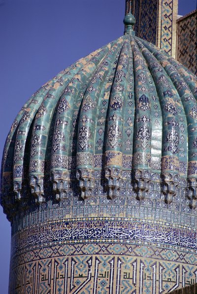 تفاصيل القبة المكسوة بالبلاط لمدرسة شيردار ، الفترة التيمورية ، ساحة ريجستان ، حوالي 1619-1635 (صورة) بواسطة غير معروف