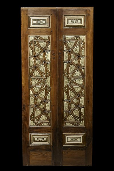 باب مع ديكور نجمة. مصر ، القاهرة ، حوالي 1380-1420. خشب الورد ، العناب ، أبيني ، العاج. متحف اللوفر بواسطة فنان غير معروف