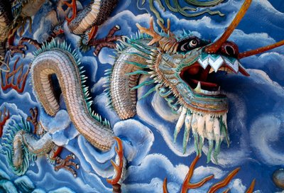 Dragons ، Haw Par Villa (Tiger Balm Garden) ، منتزه ترفيهي قائم على الأساطير والأساطير الصينية ، سنغافورة ، جمهورية سنغافورة بواسطة فنان غير معروف