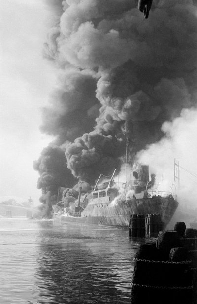 انفجار ناقلة النفط "روساريو بيليغرينو" في بورتو مارغيرا ، البندقية - 1960 بواسطة غير معروف