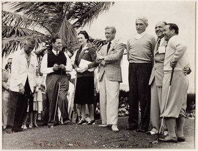 إدوارد ، دوق وندسور (1894-1972) واليس ، دوقة وندسور (1896-1986) في بطولة جولف في ناسو بواسطة غير معروف