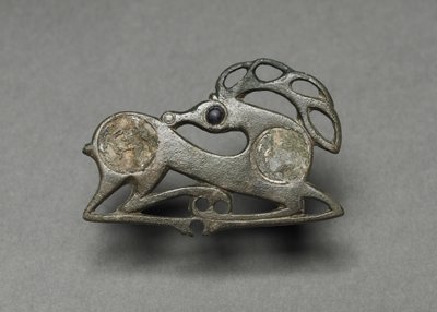 الشظية في شكل أيل مستلقي ، c.400 بواسطة غير معروف