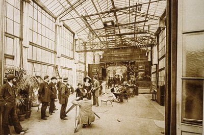 التصوير في استوديو دي مونتروي (بالقرب من باريس، استوديو ميليس) حوالي عام 1900 بواسطة فنان غير معروف