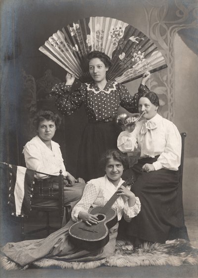 أربع سيدات مع قرن وغيتار ومروحة ، فرنسا ، حوالي عام 1920 (صورة أبيض وأسود) بواسطة فنان غير معروف