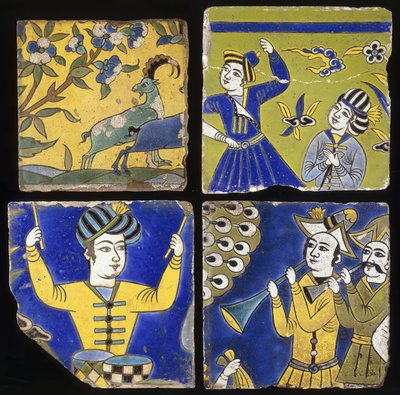 أربعة بلاطات من Saffavid cuerda seca ، تصور اثنين من الوعل ، وشخصيات الموسيقيين والراقصين ، ج. 1600 بواسطة غير معروف