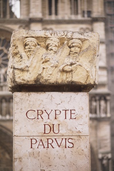 فرنسا ، باريس ، نقش Crypte du Parvis في سرداب أثري ، على Ile de la Cite ، حجر به نقش ونقوش. بواسطة غير معروف