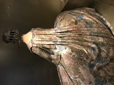 فستان فرنسي بطية واتو، 1730-1750، 1730-1750 بواسطة فنان غير معروف