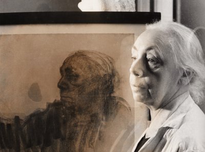 الرسام الألماني والفنان الجرافيكي والنحات كاثي كولويتز ، ألمانيا حوالي عام 1940 (صورة بالأبيض والأسود) بواسطة فنان غير معروف
