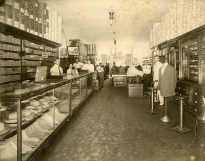 التصميم الداخلي لمتجر أحذية John Sewell & Co. في 304-6 12th Avenue (Flagler Street) ، حوالي 1910 (b / w photo) بواسطة غير معروف