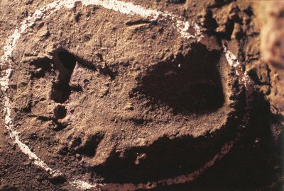 إيطاليا ، ليغوريا ، كهوف تويرانو ، آثار أقدام صياد ما قبل التاريخ بواسطة فنان غير معروف