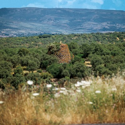 إيطاليا ، منطقة سردينيا ، مقاطعة أوريستانو ، نوراج كرابيا بواسطة فنان غير معروف