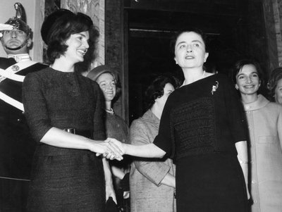 جاكلين كينيدي مع كارلا جرونشي. روما. 1962. بواسطة غير معروف