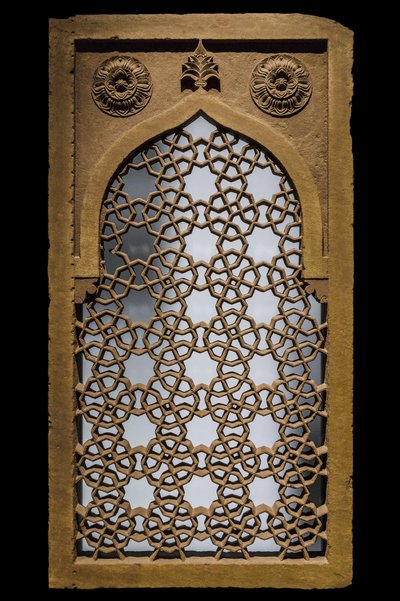 جالي لها مثمنات ونجوم. شمال الهند ، أواخر القرن السادس عشر - أوائل القرن السابع عشر. غريس النحت. متحف اللوفر بواسطة فنان غير معروف