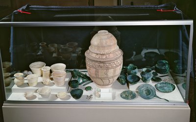 "جرة مع الكنز" ، حوالي 2500-2400 قبل الميلاد (الطين ، المرمر ، النحاس من عمان والحجر) بواسطة غير معروف