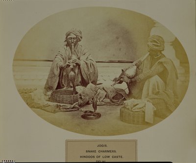Jogis أو Snake Charmers ، الهندوس من الطبقة الدنيا من دلهي ، لا. 205 من "وجوه الهند" ، حانة. 1872 (صورة بني داكن) بواسطة غير معروف