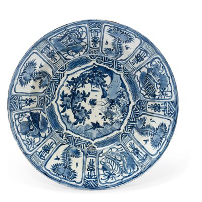 طبق كبير من "كراك بورسلان" ، فترة وانلي ، 1573-1619 بواسطة غير معروف
