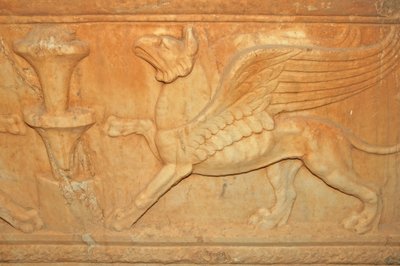 ليبيا ، تفاصيل نحت الوحش الأسطوري على تابوت العلية (القرن الثاني الميلادي) بواسطة غير معروف