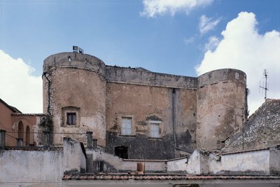 منظر الزاوية منخفض، بسبب، قلعة، San Nicandro Garganico، Gargano National Park، Puglia، Italy بواسطة فنان غير معروف