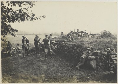 مناورات المدافع الرشاشة ، حوالي 1911 (صورة بالأبيض والأسود) بواسطة غير معروف