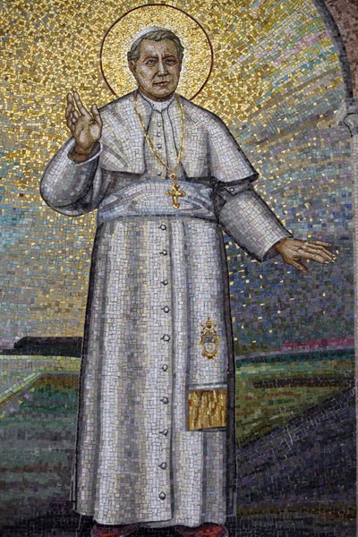 Madonna della Scala Benedictine abbey, Noci, Apulia Mosaic depicting Pope Pius X, Noci, Italie بواسطة غير معروف