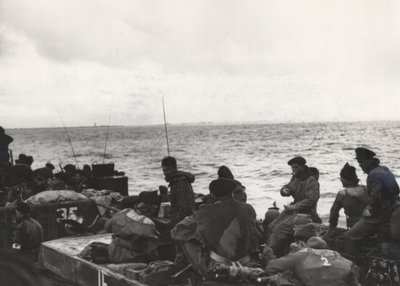 مشاة البحرية من 41 (RM) كوماندوز على متن LCT (Landing Craft Tank) 532 ، يقترب من Westkapelle أثناء الإنزال في Walcheren ، هولندا بواسطة غير معروف
