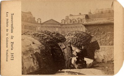 Municipality of Paris (1871): two communards posing near the debris of the fallen column of Place Vendome in Paris. Anonymous photography. Dim. 10,5x6,4 cm بواسطة غير معروف
