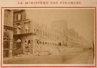 بلدية باريس (1871): منظر لوزارة المالية في حالة خراب في باريس في مايو 1871. صورة بيير بيتيت. طباعة على كرتون ، خافت. 9x5،4 سم بواسطة غير معروف