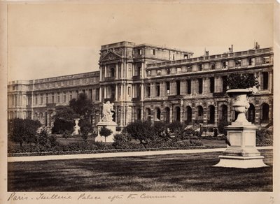 بلدية باريس (1871): منظر لقصر التويلري في باريس حوالي مايو 1871. تصوير مجهول. طباعة على كرتون ، خافت. 29x20 سم بواسطة غير معروف