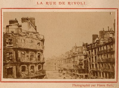 بلدية باريس (1871): منظر لمباني النار في شارع ريفولي في باريس في مايو 1871. صورة بيير بيتيت. طباعة على كرتون ، خافت. 9x5،4 سم بواسطة غير معروف