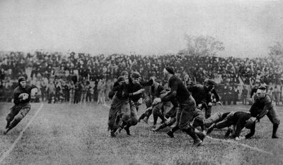 شمال امريكا. يلعب خط الوسط في مباراة كرة قدم أمريكية. 1920 بواسطة غير معروف