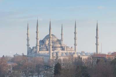 منظر بانورامي للمسجد الأزرق قبل غروب الشمس بقليل في اسطنبول تركيا (صورة) بواسطة فنان غير معروف