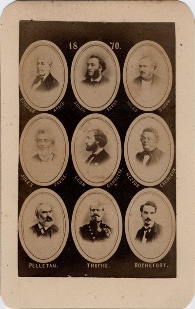 كومونة باريس (1871): صورة للسياسيين الفرنسيين من الحزب الاشتراكي: من اليسار إلى اليمين ومن أعلى إلى أسفل: إتيان أراغو ، جول فيري ، جول سيمون ، جول فافر ، ليون غامبيتا ، هيكتور كريميو ، بيليتان ، تروشو وروشفور. اطبع على الورق المقوى بواسطة غير معروف