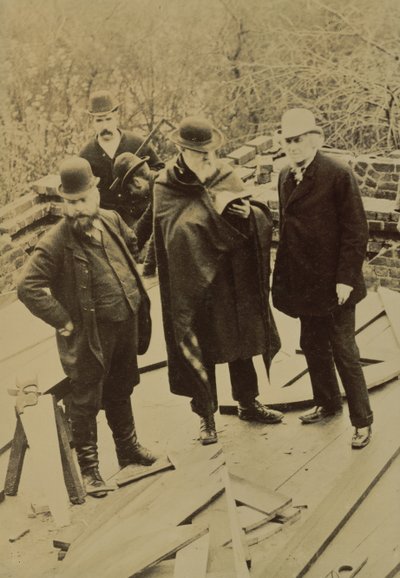 فيليب ويب (1831-1915) أثناء بناء البيت الأحمر ، بني لوليام موريس (b / w photo) بواسطة غير معروف