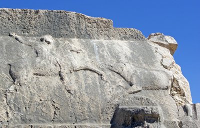 قبر عمود به نقش يصور صيادًا يقتل خنزيرًا ، زانثوس ، تركيا (صورة) بواسطة غير معروف
