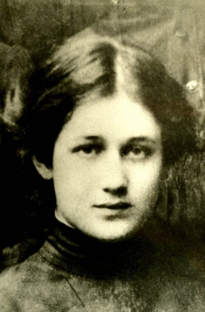 صورة للشاعرة الروسية آنا أخماتوفا (أخماتوفا) (1889-1966). بواسطة غير معروف