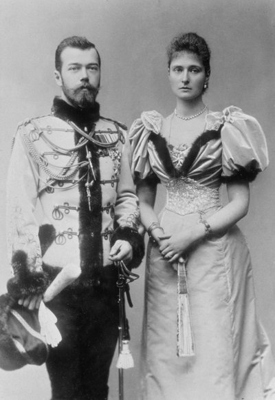 صورة شخصية للقيصر نيكولاس الثاني (1868-1918) والأميرة أليكس من هيس (1872-1918) حوالي 1894 (صورة بالأبيض والأسود) بواسطة غير معروف