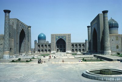 ريجستان ، مع الكليات الدينية الثلاث (المدارس الدينية) (صورة) بواسطة غير معروف